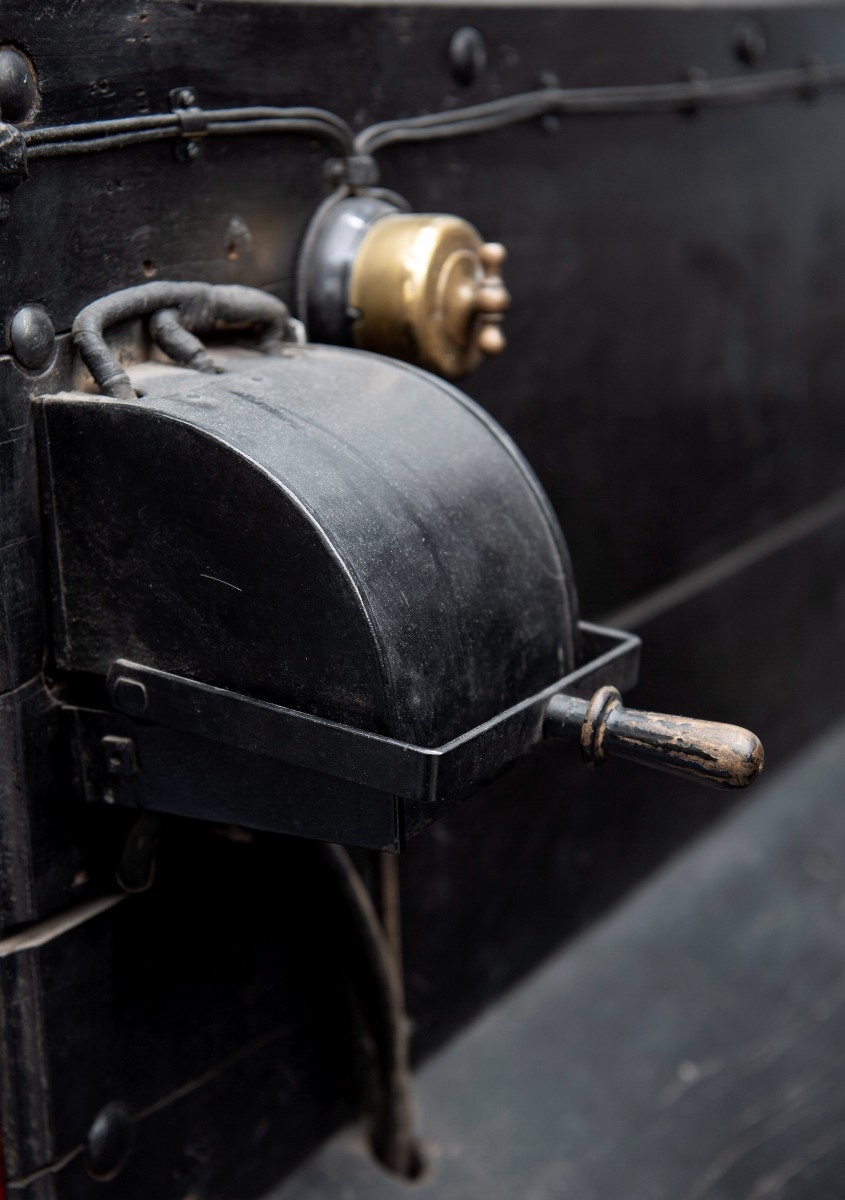 En av världens äldsta brandbilar som dessutom drivs av el. Här en strömbrytare.