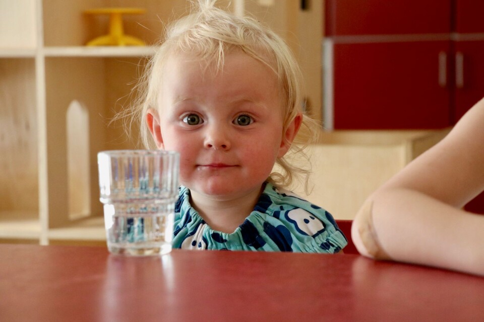 Lova Ahlstedt på förskolan Lammet fick dricka bubbelvatten i väntan på att det kokta dricksvattnet skulle svalna.