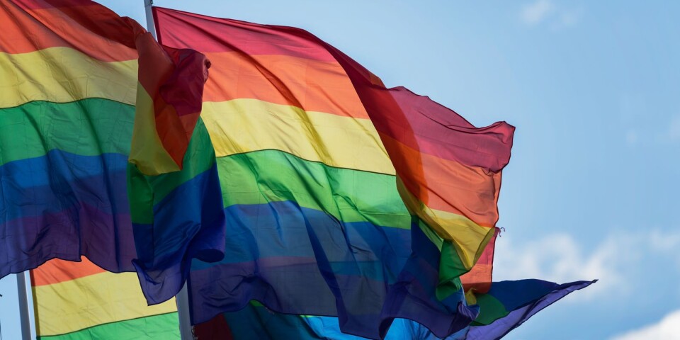 Folkhälsorådet delar ut prideflaggor till föreningar