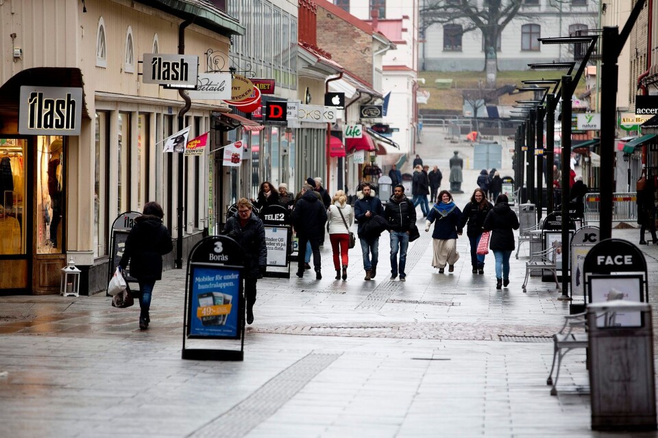 Stora Brogatan är en av de platser i Borås där den ökade brottsligheten märks av. Men frågan är om kommunala trygghetsvakter löser det?