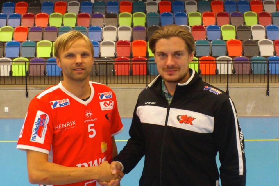 Johan Andersson, här tillsammans med Jik-tränaren Niklas Pålsson, var för några år sedan en av världens bästa innebandyspelare. På söndag gör han comeback i Jönköpings IK – mot Craftstaden. Foto: Jik.se