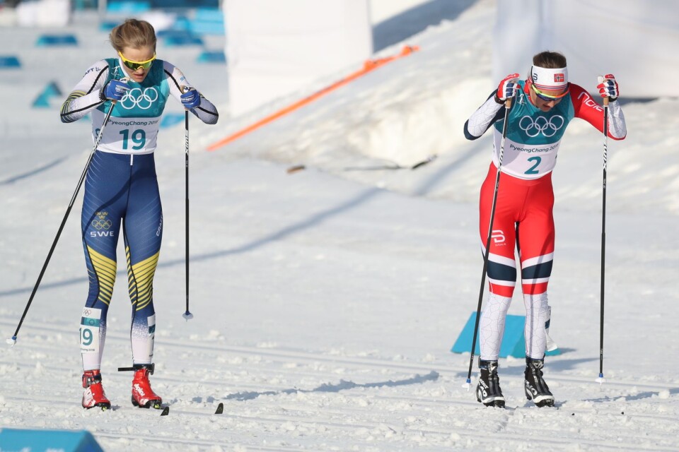 Sveriges Stina Nilsson i kamp med Norges Ingvild Flugstad Östberg under 30 km klassiskt under vinter-OS i Pyeongchang i Sydkorea.