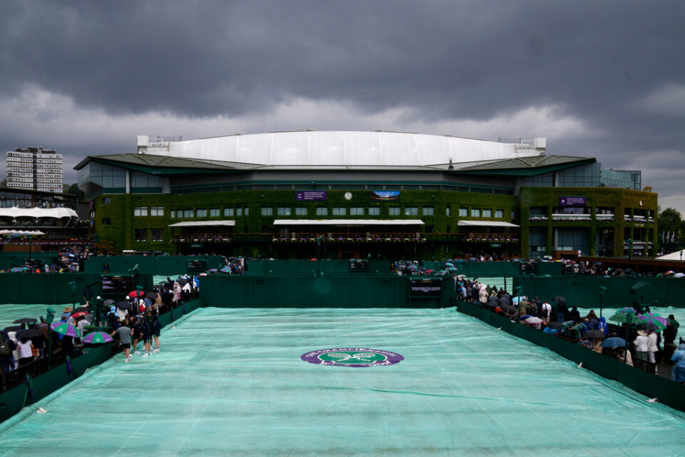 Regn stoppar Wimbledon för andra dagen i rad.