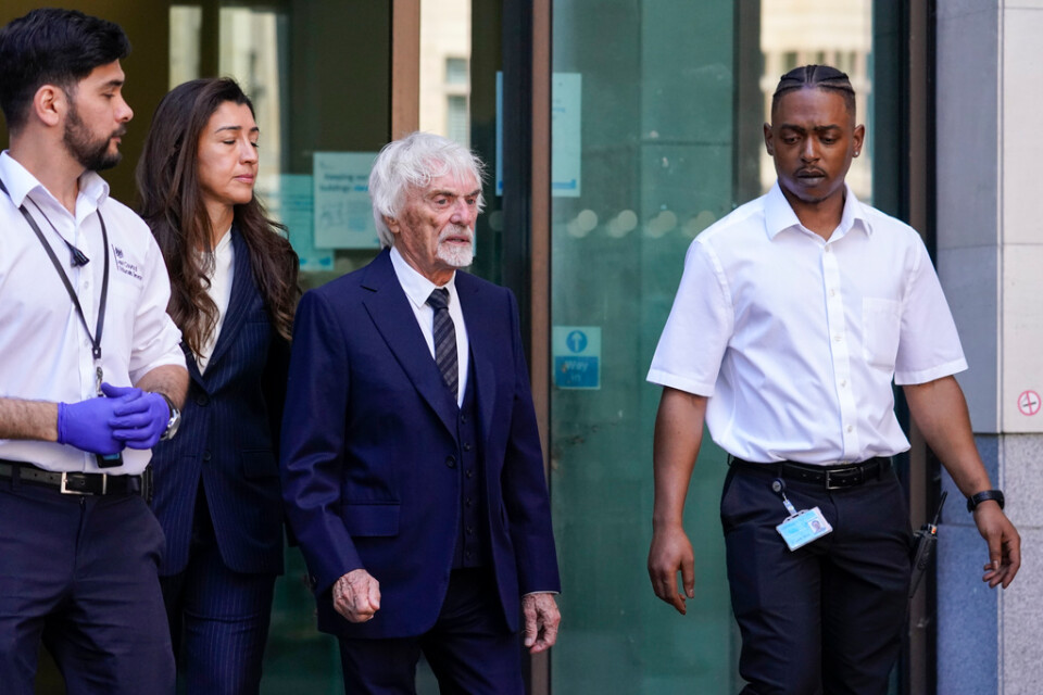Bernie Ecclestone lämnar Westminster Magistrates Court i London på måndagen. Ecclestone står åtalad för bedrägeri sedan han misstänks ha undanhållit närmare fem miljarder kronor i utländska tillgångar.