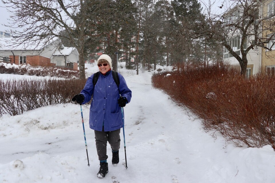 Det blåser kallt och snöar när sjuksköterskan Ann Hammar ger sig iväg på eftermiddagens hembesök i Kristineberg.