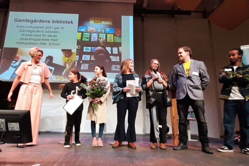 Magnus Lunderquist, ordförande i kulturnämnden Region Skåne delar ut priset till Alma Abuzarad, Edina Cosabic, Ilona Geiger, Sarah Granholm och Alva, Alexander Magnusson och Hassan Ali Mahmoud.