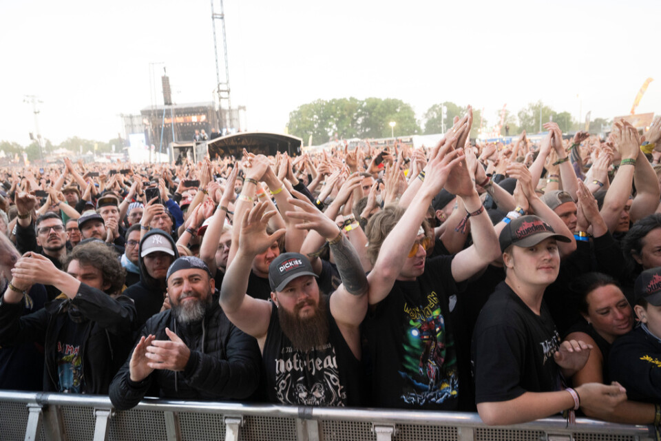 Många fans på plats för att se Iron Maiden.