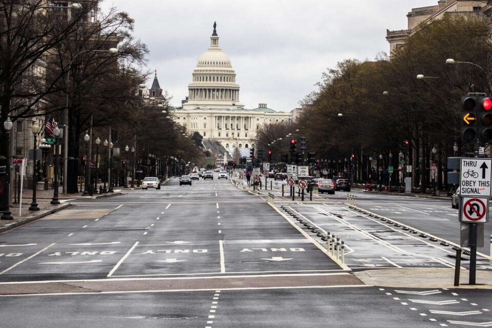 Stillsamt på gatorna i Washington, där USA:s senat har godkänt det enorma stimulanspaketet.