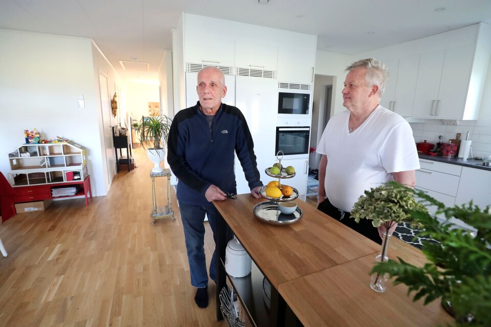 Björn Sjöswärd och Johnny Dahlgren är goda grannar på Svanvägen i Abbekås.
