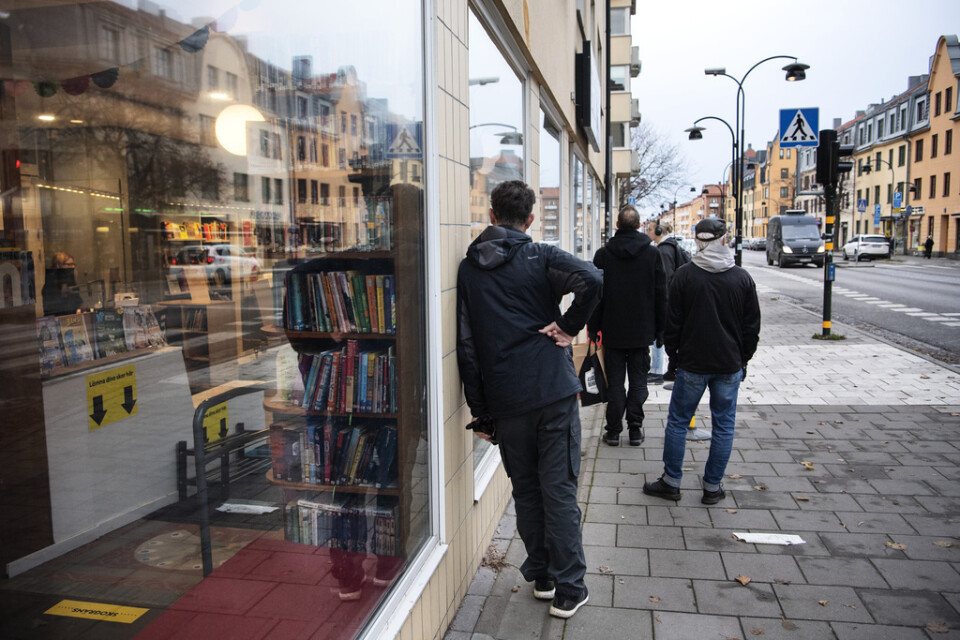 Kö utanför ett bibliotek i Stockholmsförorten Aspudden. Arkivbild.