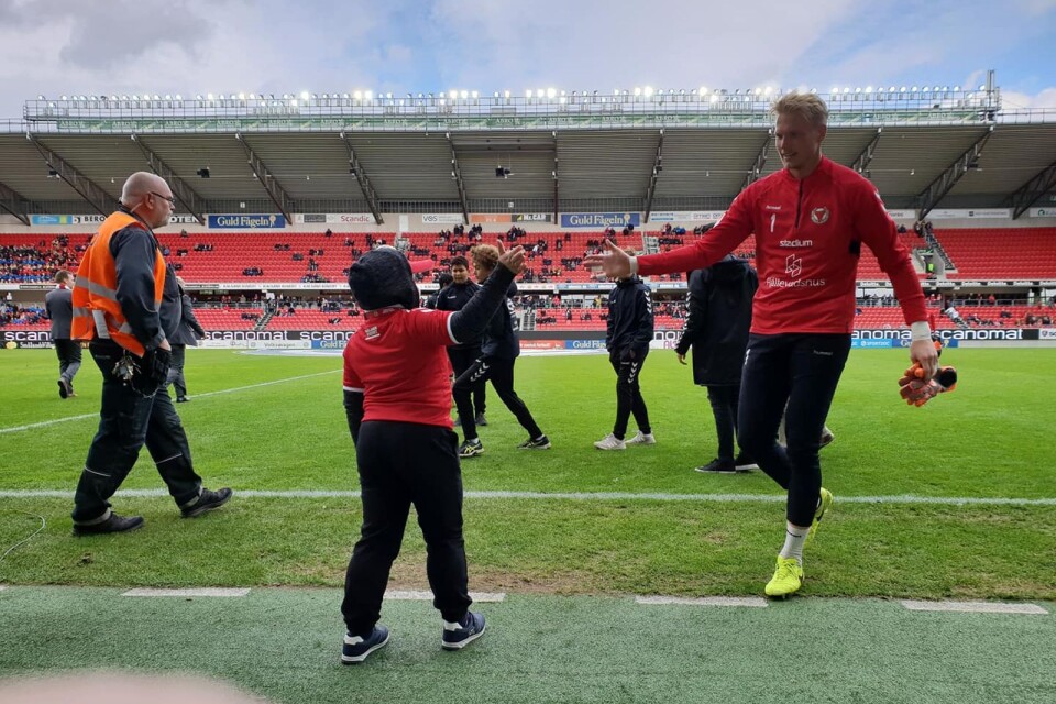 Hela familjen Karlsson bjöds in in till söndagens match mot Brommapojkarna och då fick Melvin komma nära spelarna i Kalmar FF igen eftersom han fick vara med nere vid planen under uppvärmningen.