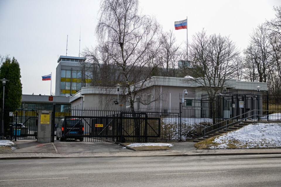 De tre ryska diplomater som utvisas har enligt regeringen bedrivit illegal underrättelseverksamhet i Sverige.