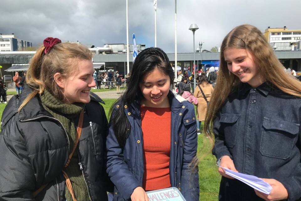 Alice Hennig, Wendi Lu and Luna Hennig got visitors to try the Challenge for the better future. Many responded that they buy from second-hand shops, eat vegetarian and do not take plastic bags from supermarkets.”