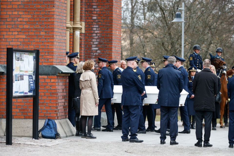 Mats Löfvings kista bärs in i Matteus kyrka i Norrköping inför begravningen den 14 april. Mats Löfving var tidigare ställföreträdande rikspolischef och regionpolischef i Stockholm.