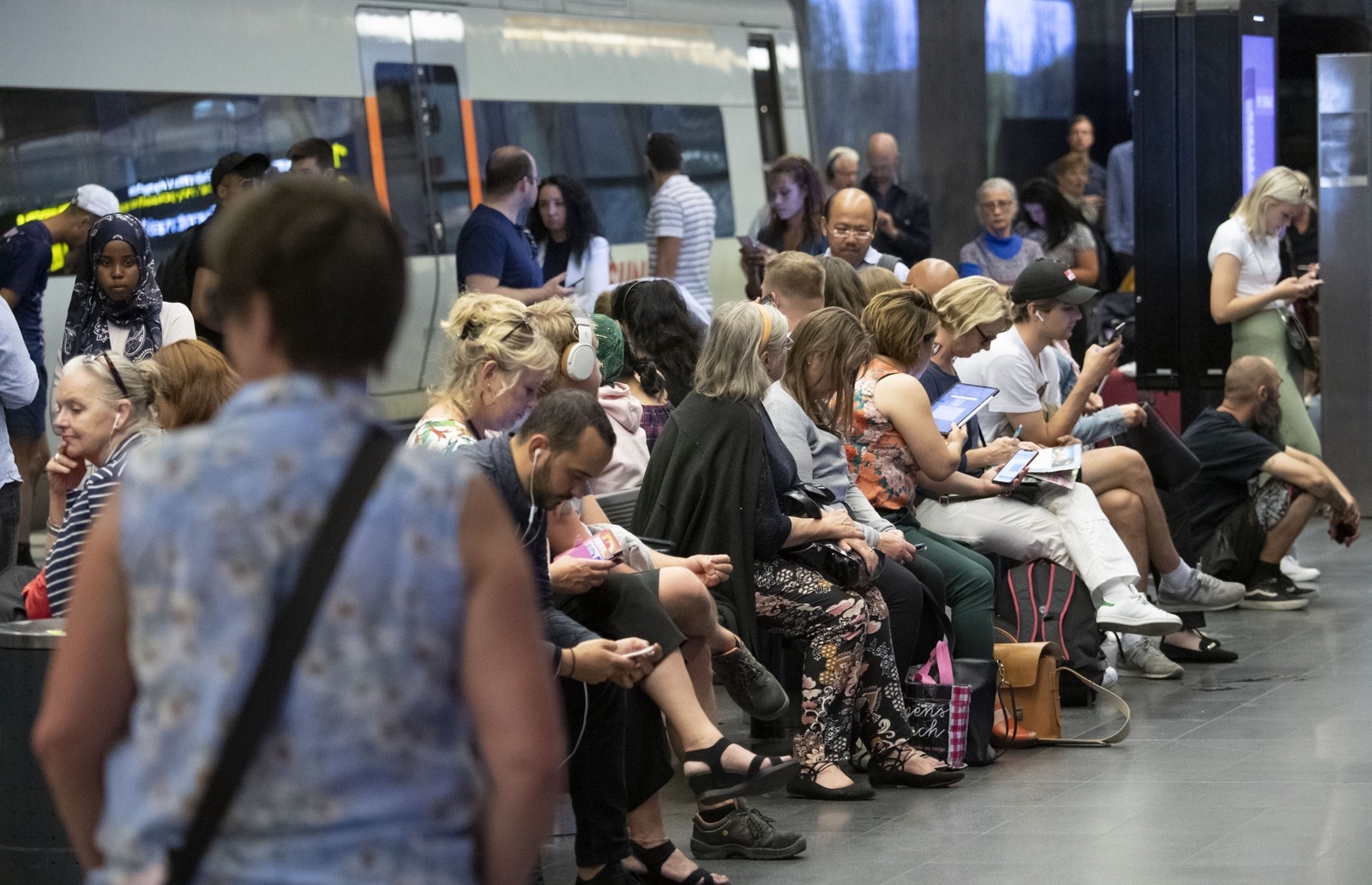 Passagerare väntar på information på perrongen på Malmö C nedre under ett tågstopp orsakat av en nerriven kontaktledning på måndagen. 
Foto: Johan Nilsson/TT
