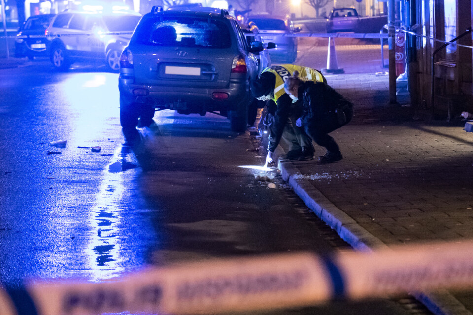 Kriminaltekniker i arbete innanför avspärrningarna efter mordet i Kristianstad den 27 januari. Arkivbild.