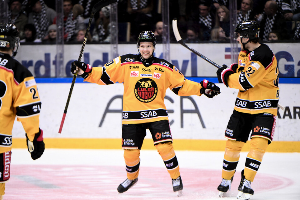 Luleås Einar Emanuelsson jublar under lördagens ishockeymatch där Luleå var vassast – och vann med 3–2.