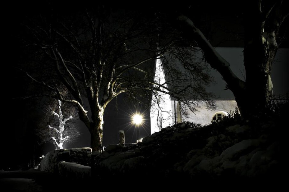 Fridlevstad kyrka en sen vinterkväll när snön har lagt sig och vinden har avtagit.