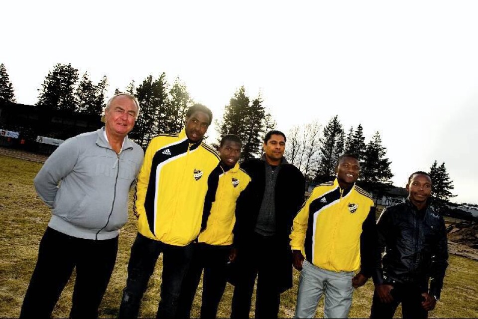 IFK Hässleholm presenterar sitt samarbete med fotbollsakademin (Stars of Africa) i Johannesburg, Sydafrika. Chefen för akademin är Nadim Mahmood. Från vänster: Bosse Nilsson, Ayanda Nkili, Andile Xaba, Nadime Mahmood, Tokelo Rantie och May Mahlangu. Foto: Annica Jönsson