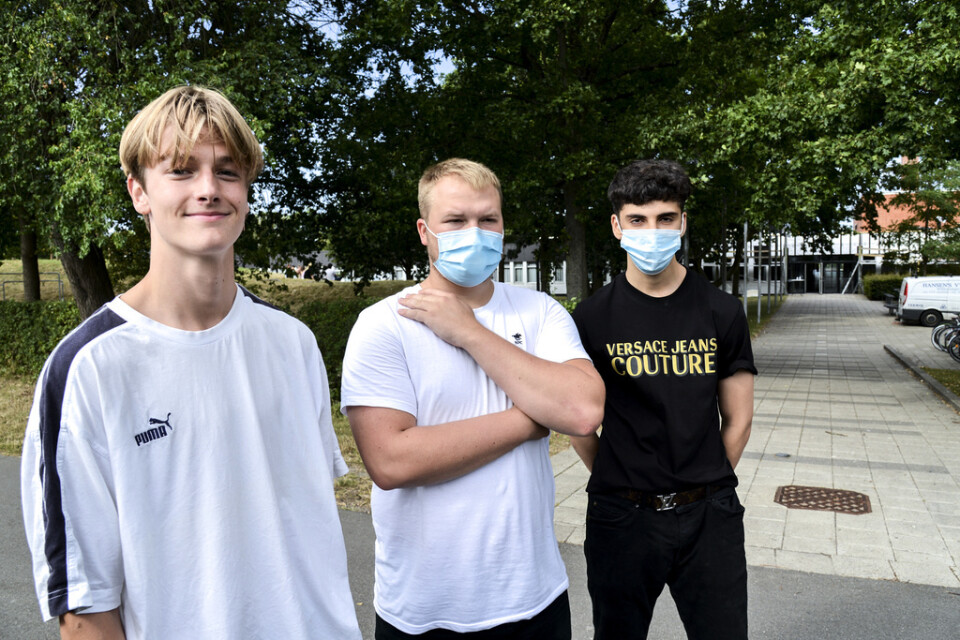 Lucas Lyberg, Jonathan Szmydynski och Mustafa Tujar utanför Roskilde katedralskole.