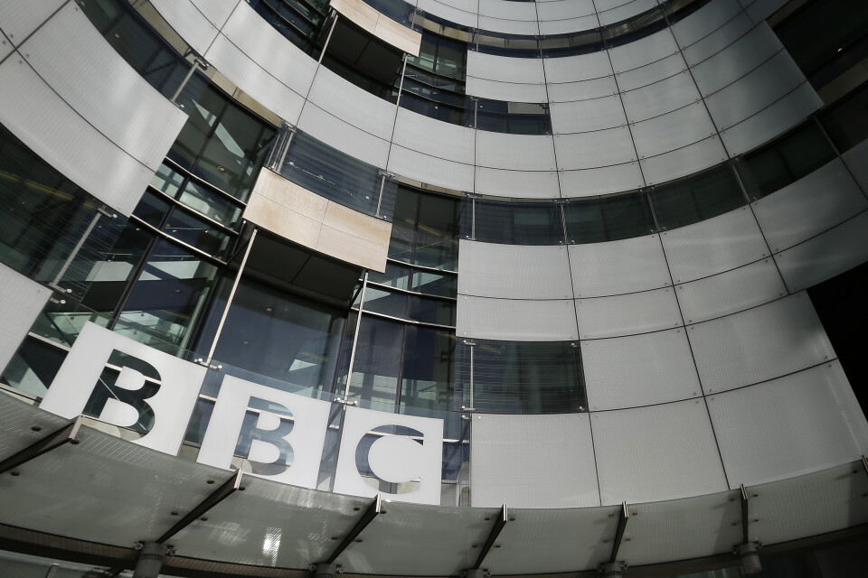 BBC, eller British Broadcasting Corporation, ska minska med 450 tjänster. Arkivbild.