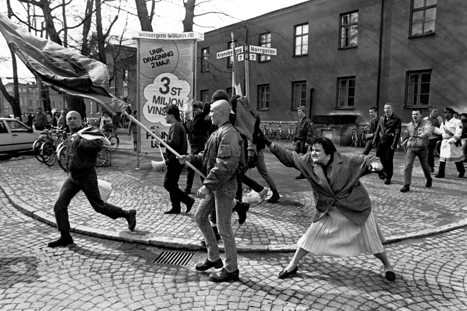 Demonstration i Växjö 1985. Danuta pryglar en nasse.