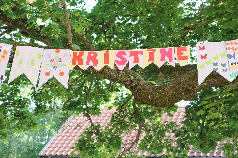 Vackra teckningar som händer i trädet på innergården talar om att Kristine har namnsdag och blir firad med tårta och sång.