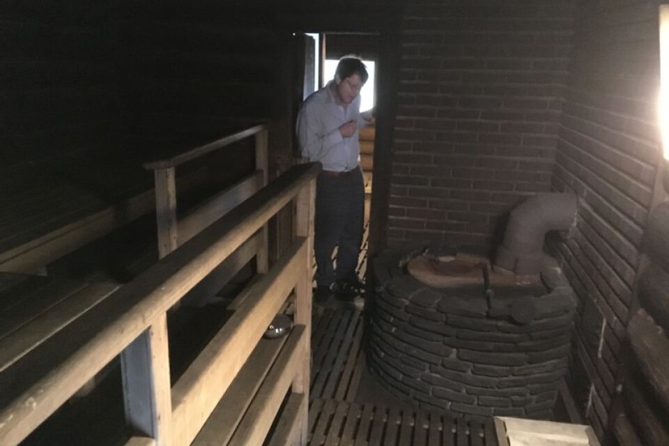 Kekkonen-experten Jussi Tolvanen inne i saunan där presidenten utövade sin diplomati. Notera det säregna aggregatet som eldas från källaren. Foto: Lars Näslund.