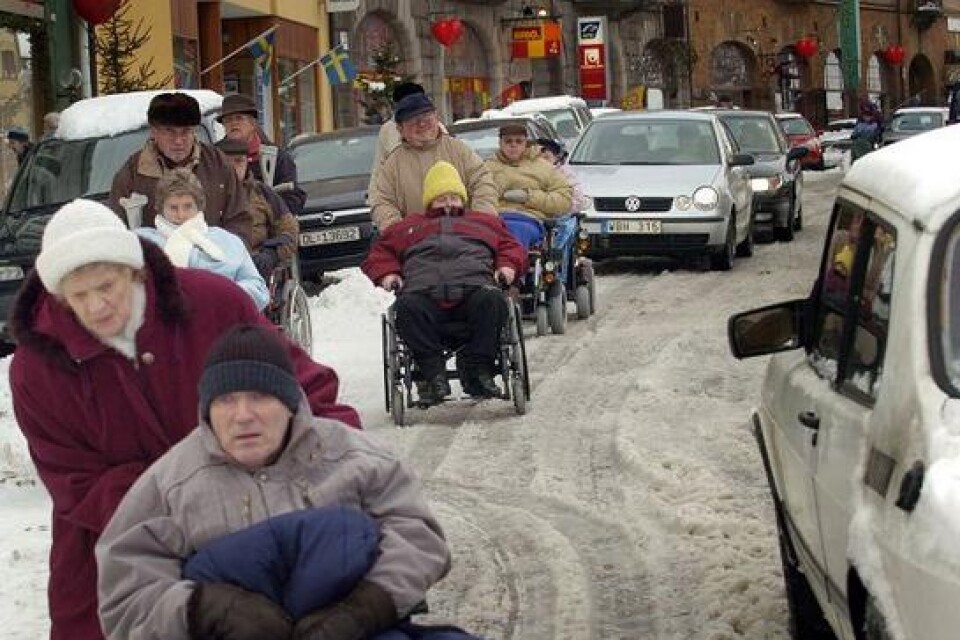Ett gäng turister från en tysk handikapporganisation hade valt att besöka Ystad just när staden var som mest snöig och svår att ta sig fram i. @08 Bildbyline:Bild: Bass Nilsson