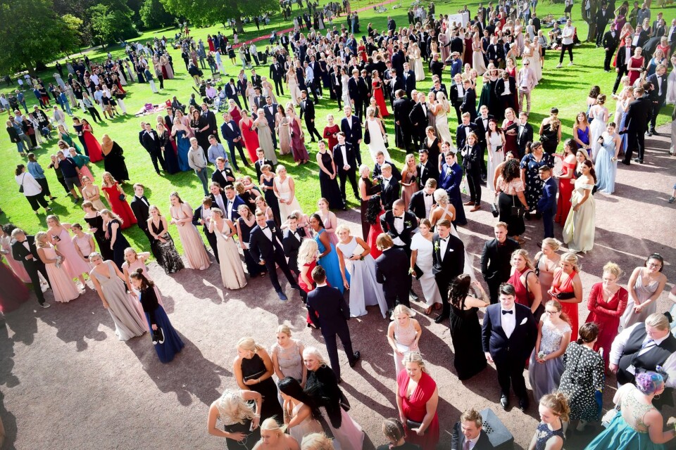 Over 650 couples celebrated graduation at the ball at Bäckaskog Castle on Sunday.