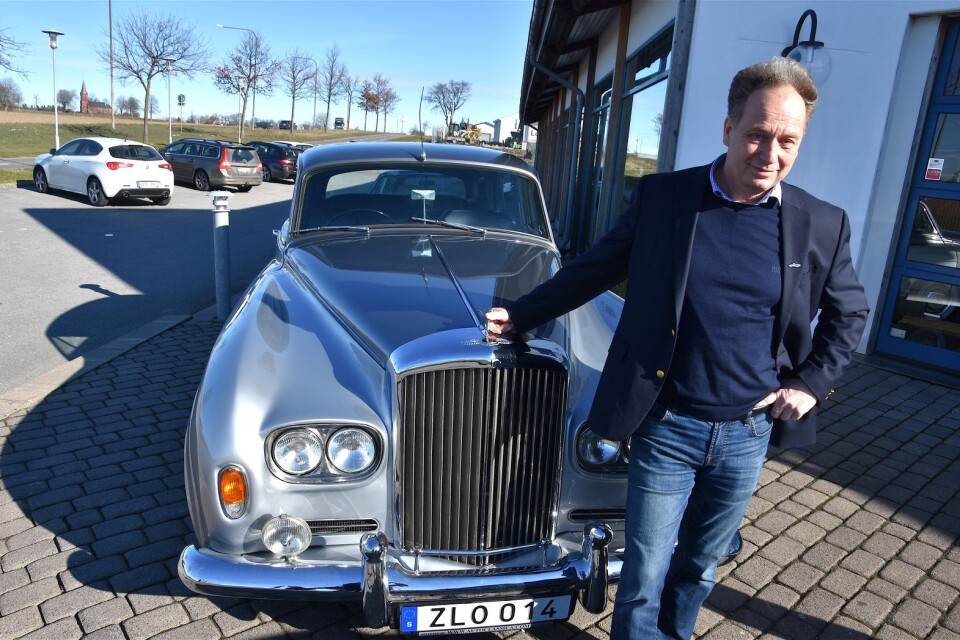 Arbetet med exklusiva och klassiska bilar är ett ”labour of love”, förklarar Mats Larsson, Auto Classicas grundare och vd, som här står vid en Bentley S1 från 1959. Klassiska bilar är som ett virus, men inget farligt sådant, menar han.