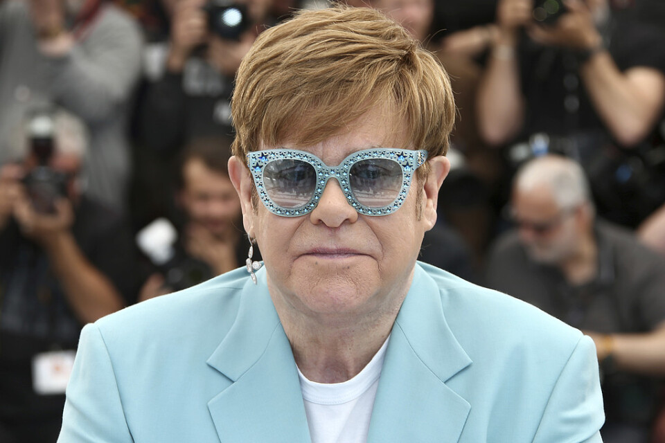 Elton John kommer snart till Sverige för att uppträda i Göteborg. Men först gjorde han en blixtvisit i Cannes under filmfestivalen för att vara med och lansera filmen "Rocketman" som handlar om popstjärnans liv.