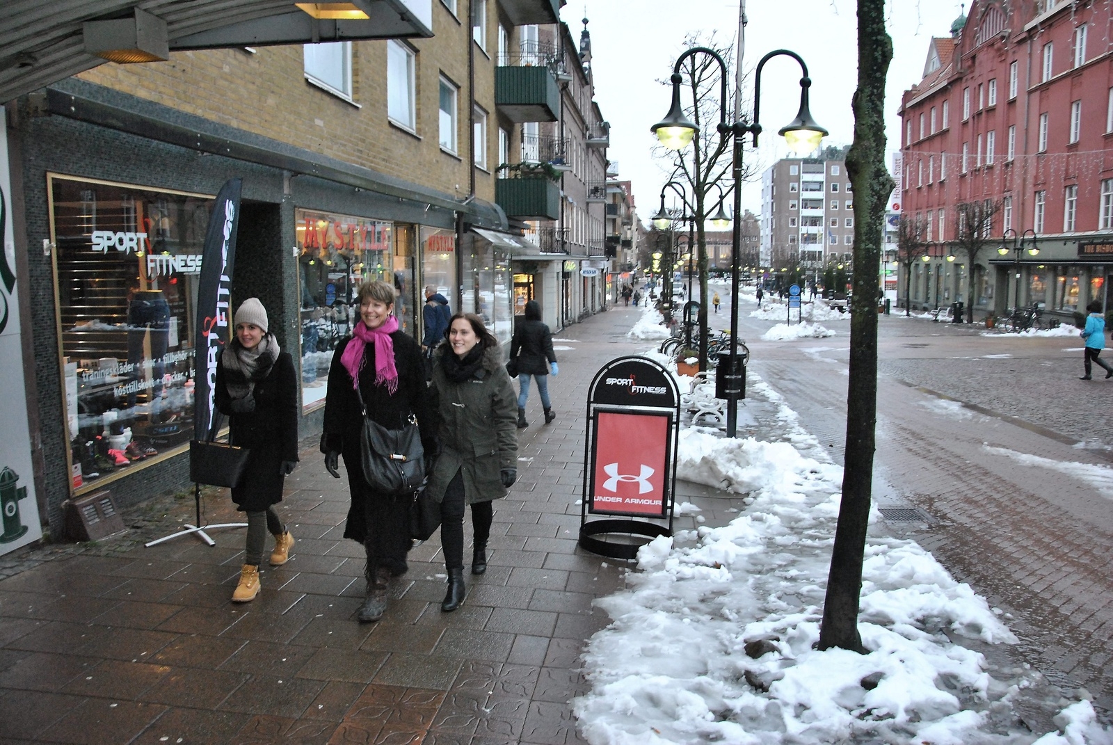 Lina Dako, Kathrine Heiberg och Sandra Holm, samtliga från konsultföretaget Reteam, tar en promenad i Hässleholms centrum och visar på både bra och dåliga gator i staden som kan bli mycket mer attraktiv.Foto:Hans Bryngelson