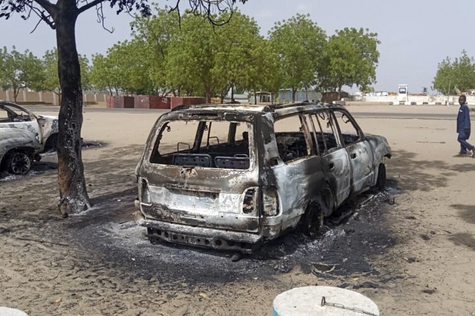 Islamistiska terrorister har trappat upp sina attacker mot militära och civila mål runt Tchadsjön. På bilden syns utbrända bilar från en attack i Monguna i nordöstra Nigeria i juni.