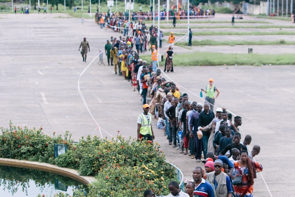 Enorma köer av folk som väntar på att bli undersökta och kanske få en plats på det flytande sjukhuset. Många har vandrat flera mil. Det finns patienter så det räcker åt de tio månader som Mercy Ships ligger vid Guineas huvudstad Conakrys kaj.