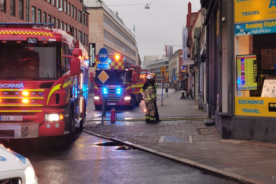 Räddningstjänst på plats vid brandplatsen i Malmö.