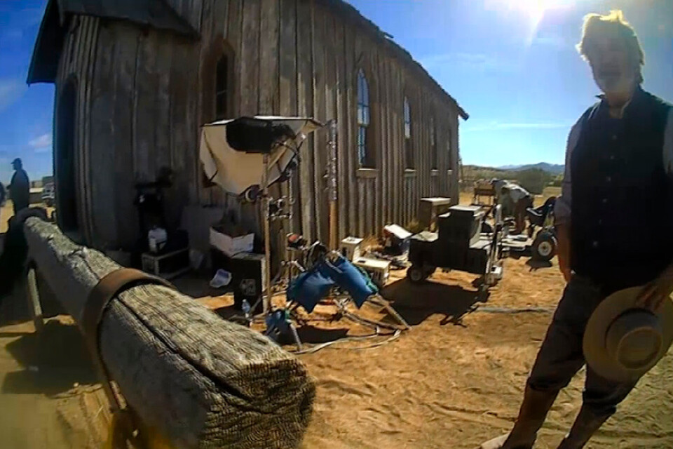Alec Baldwin inspelningsplatsen för filmen "Rust" i Santa Fe i New Mexico. Inspelningarna återupptas i januari nästa år på en ny plats.