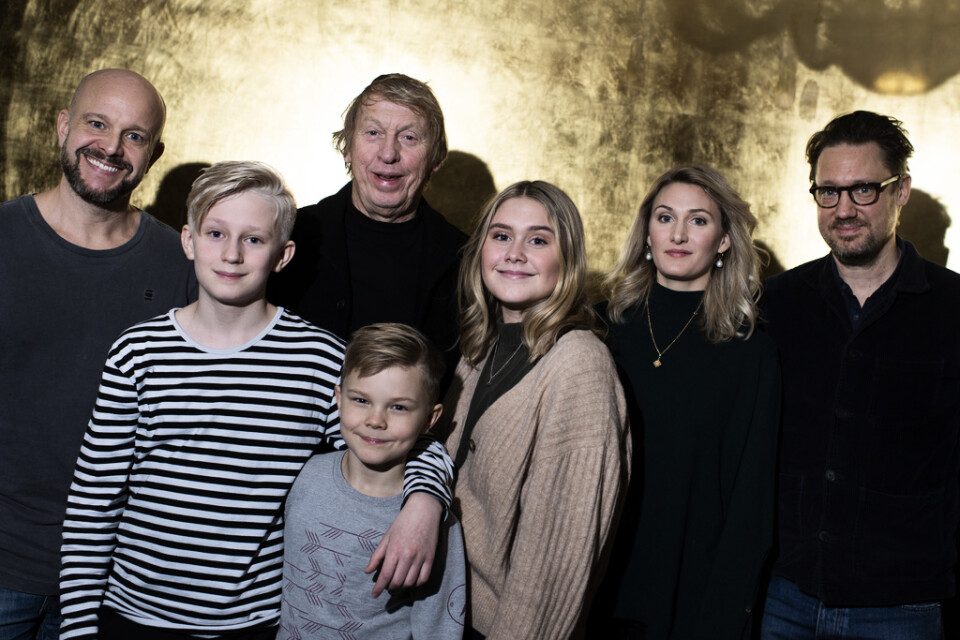 Fredrik Hallgren, Elis Gerdt, Tomas von Brömssen, Baxter Renman, Sissela Benn och Tea Stjärne spelar familjen Andersson i "Sune – best man", som regisserats av Jon Holmberg, längst till höger.