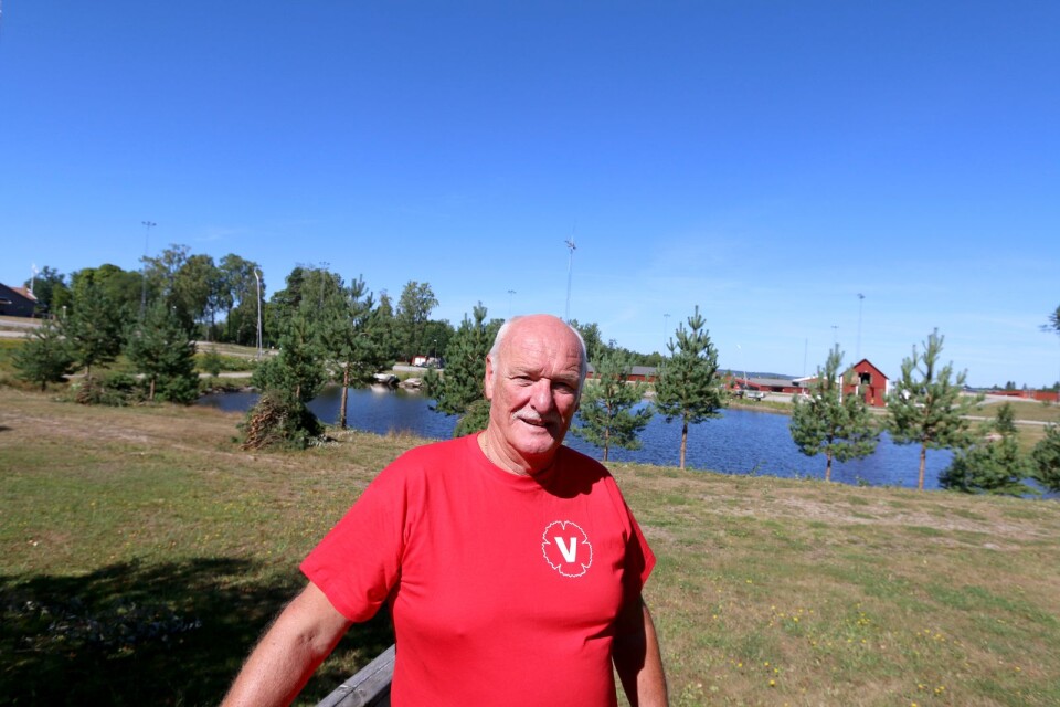 Jan-Olof Sundh (V) är fotograferad vid Lassalyckan. Han är mycket engagerad i Ulricehamns IF och UIF:s världscupsorganisation och går ofta långa promenader i området.