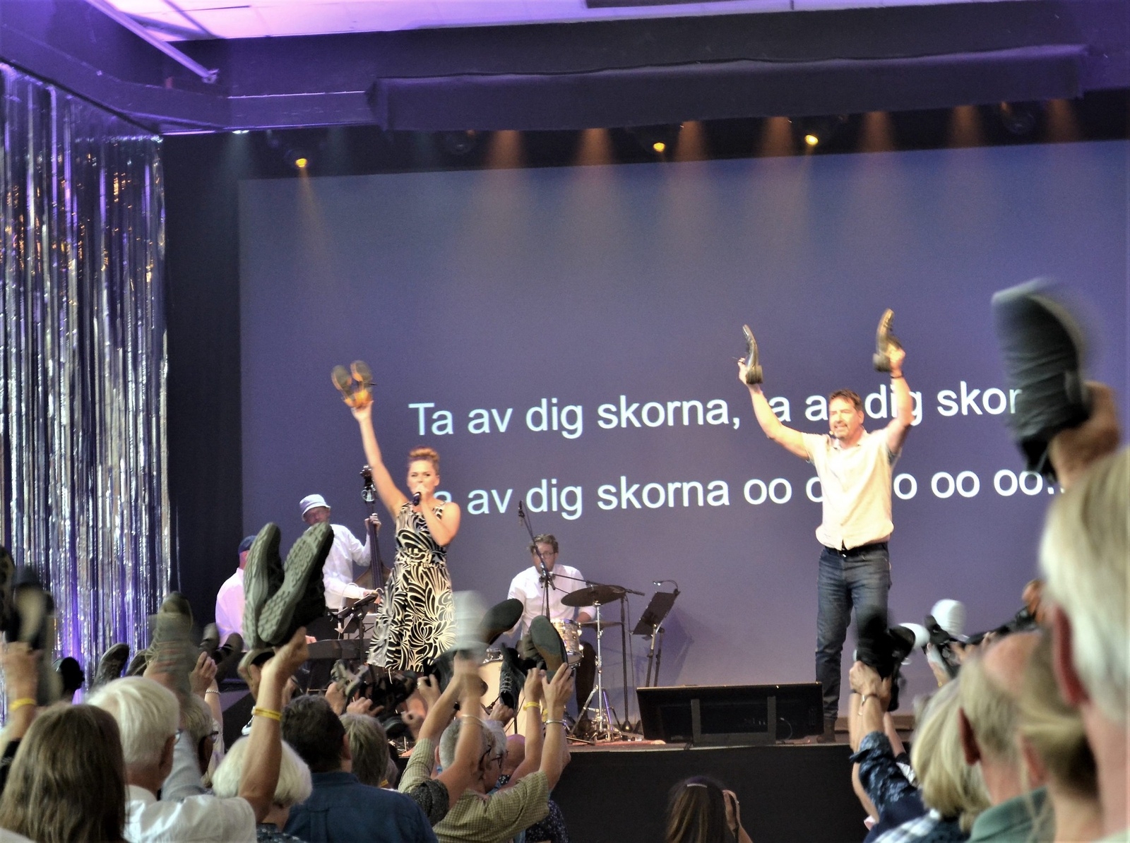 Mimi Terris och Johan Wester fick publiken att sjunga allsång och ta av sig skorna. Foto: Yvonne Erlandsson