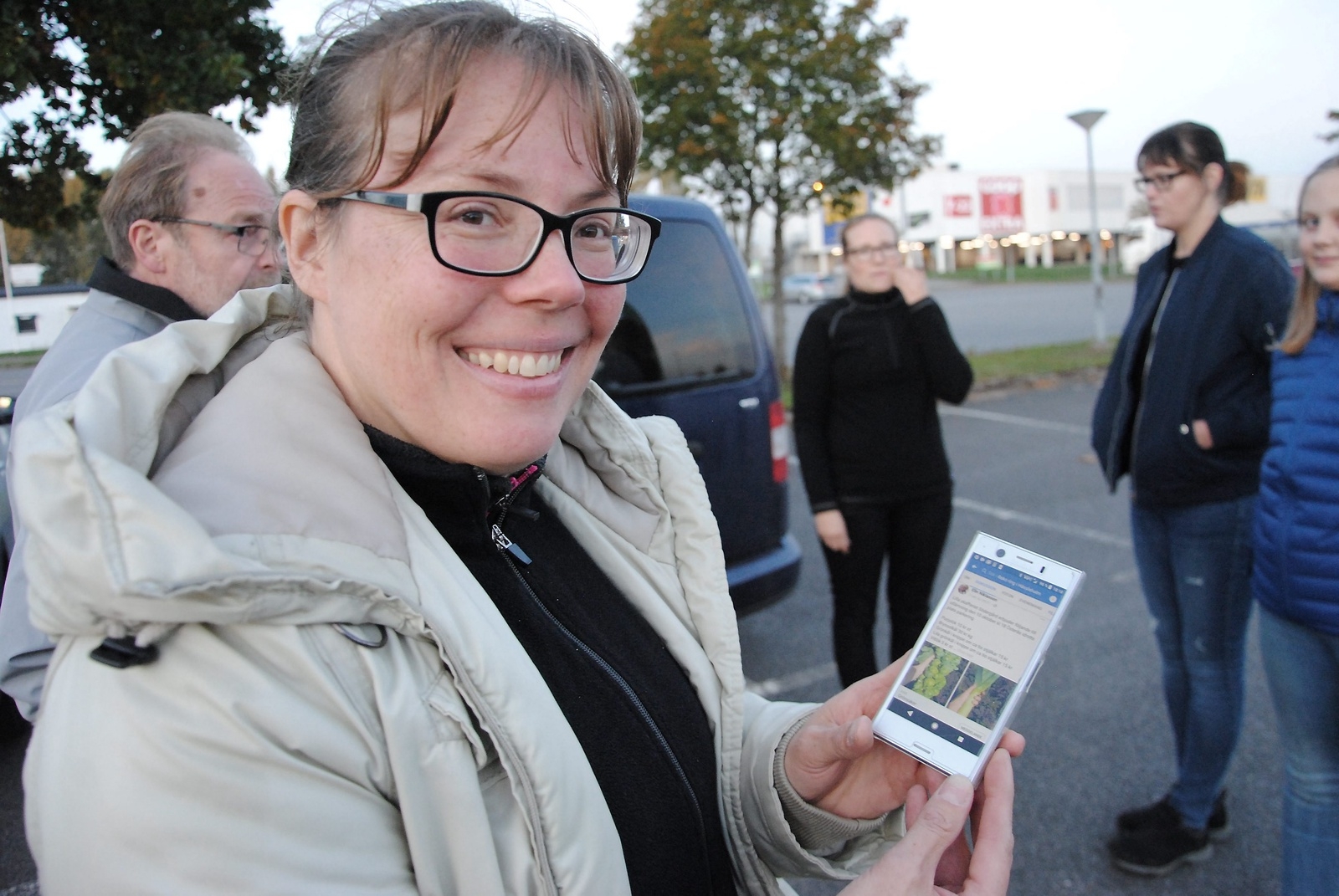 Jeanette Ohlin och Mia Strömberg (i bakgrunden till höger) är initiativtagare till den lokala ringen i Hässleholm.
