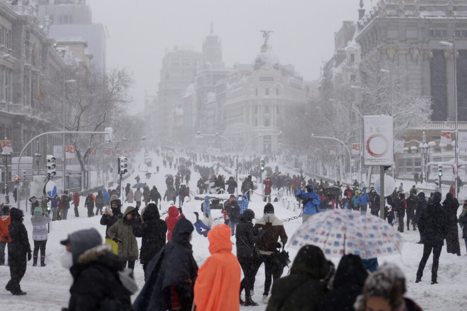 Boende i centrala Madrid förundras över snömassorna.