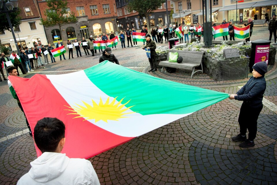 مئة شخص احتجوا على الهجوم التركي ضد الأكراد في ١٦ أوكتوبر.