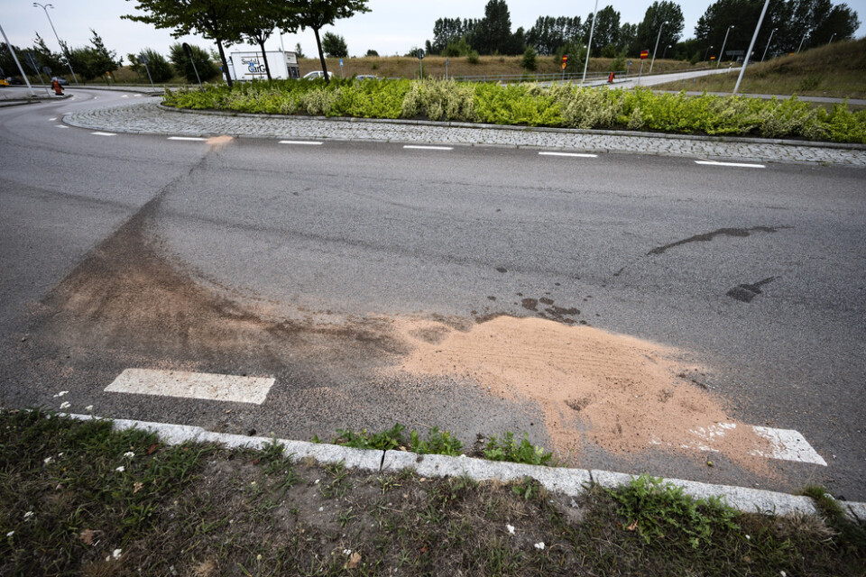 Spår efter en kollision som inträffade i rondellen vid trafikplats Råby i samband en fritagningen från Sis Ungdomshem Råby i Lund i augusti. De två unga männen som rymde greps i slutet på september. Arkivbild.