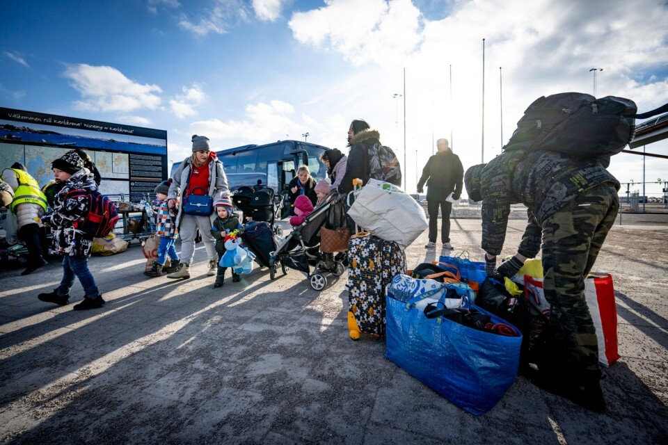 Volontärer bjuder Ukrainska flyktingar på varm och kall dryck samt tillhandahåller förnödenheter efter ankomst till hamnen i Karlskrona på torsdagsmorgonen.