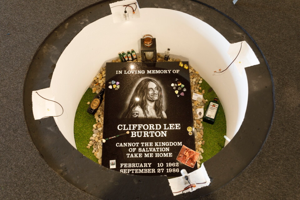 På Cliff Burton Museum finns en kopia av den minnessten som ligger vid olycksplatsen.