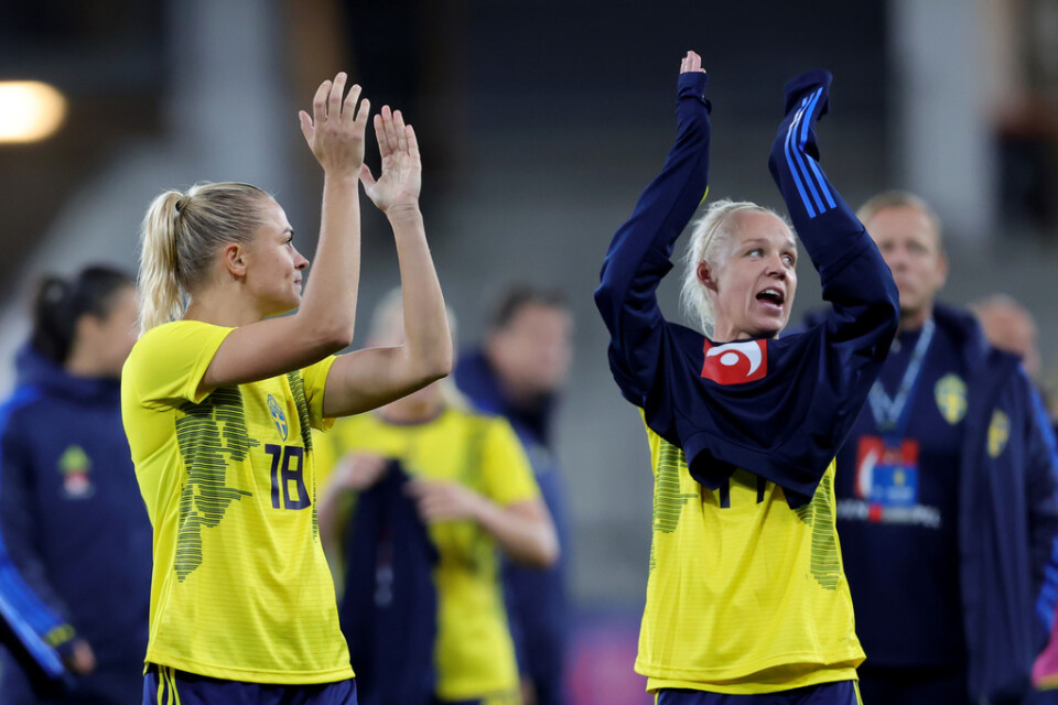 Fridolina Rolfö och Caroline Seger tackar publiken efter VM-kvalsegern mot Georgien i Göteborg förra året. Arkivbild.