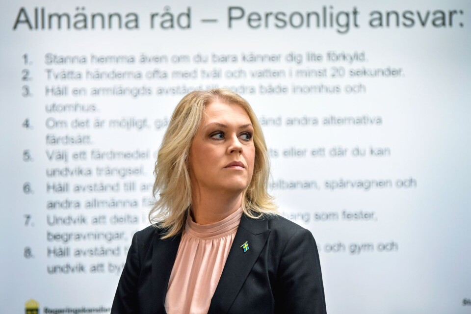 Råden som gäller alla ligger kvar, påpekar socialminister Lena Hallengren (S): Håll avstånd, tvätta händerna, stanna hemma om du är sjuk och undvik att åka tåg och buss.