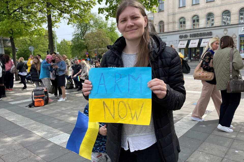 Marina Bakuma, flykting från Tjerkasy i Ukraina, demonstrerar mot kriget på Norrmalmstorg i Stockholm.