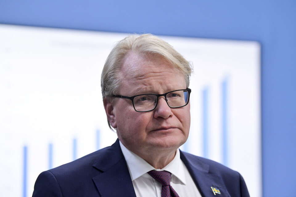 Försvarsminister Peter Hultqvist (S) är inte nöjd med de svar han, eller hans tjänstemän, hittills har fått om avslöjanden om att USA spionerat på svenska intressen med dansk hjälp. Arkivbild.